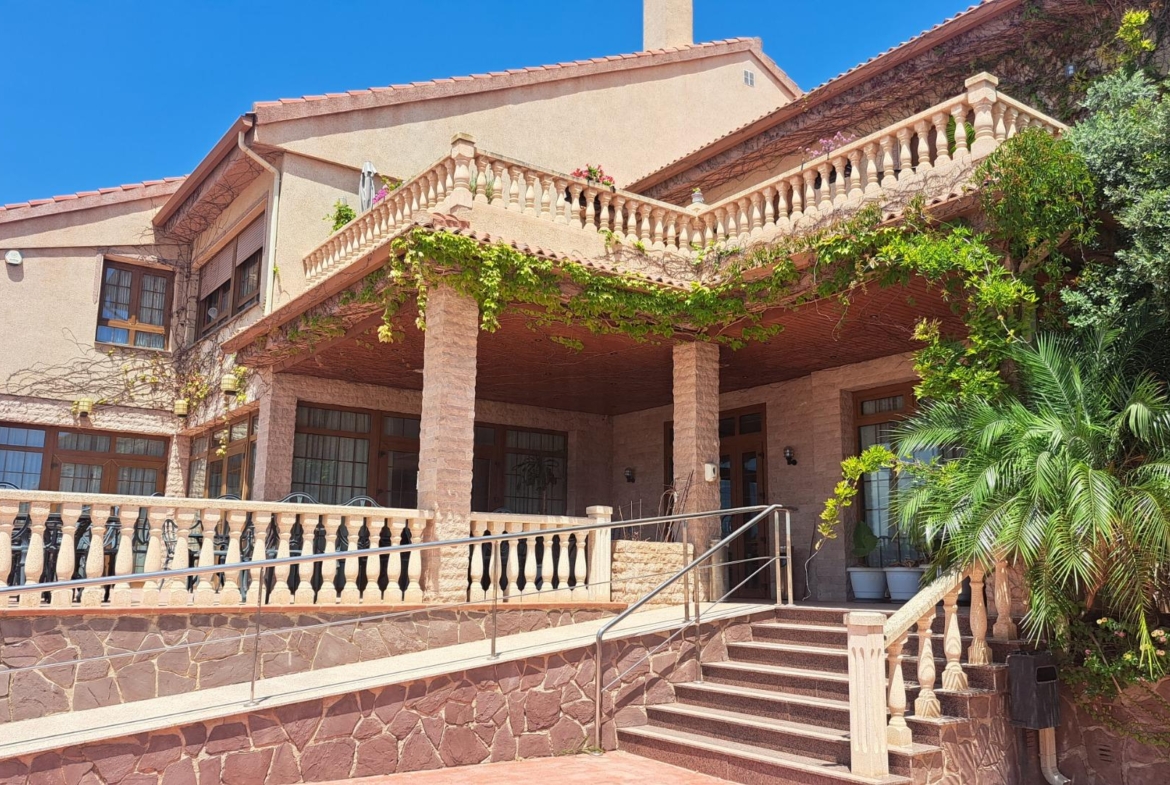 RESTAURANTE EN CABO ROIG. CON 871 M2.