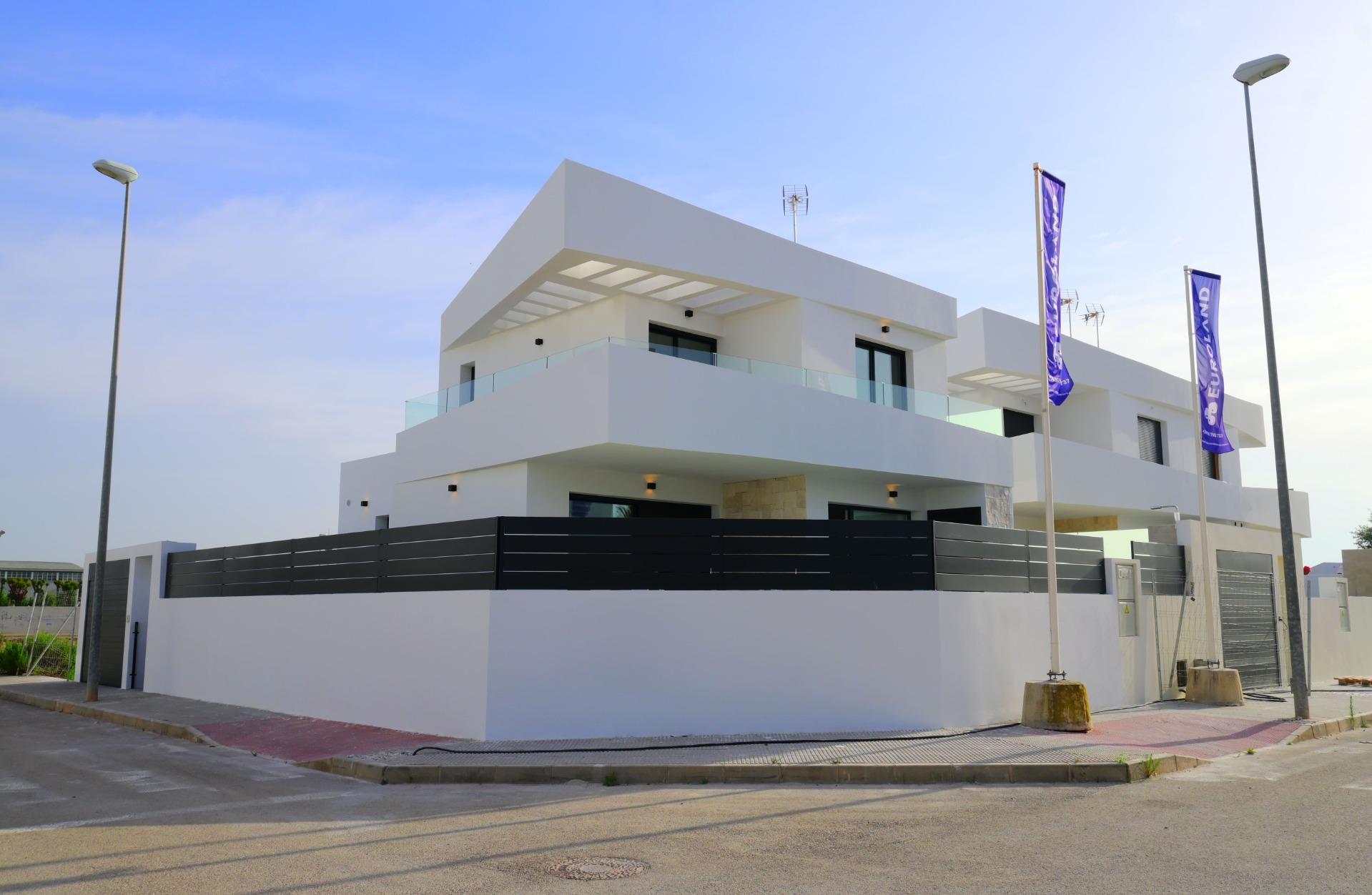 EXCLUSIVITY AND WELL-BEING: VILLA WITH GARDEN AND PRIVATE GARAGE