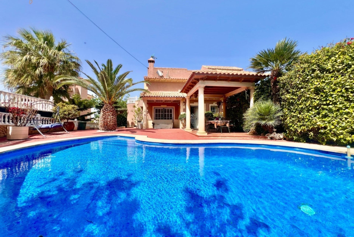LUXURY AND LIGHT IN LOS BALCONES: YOUR VILLA WITH PRIVATE POOL AND HIGH POTENTIAL
