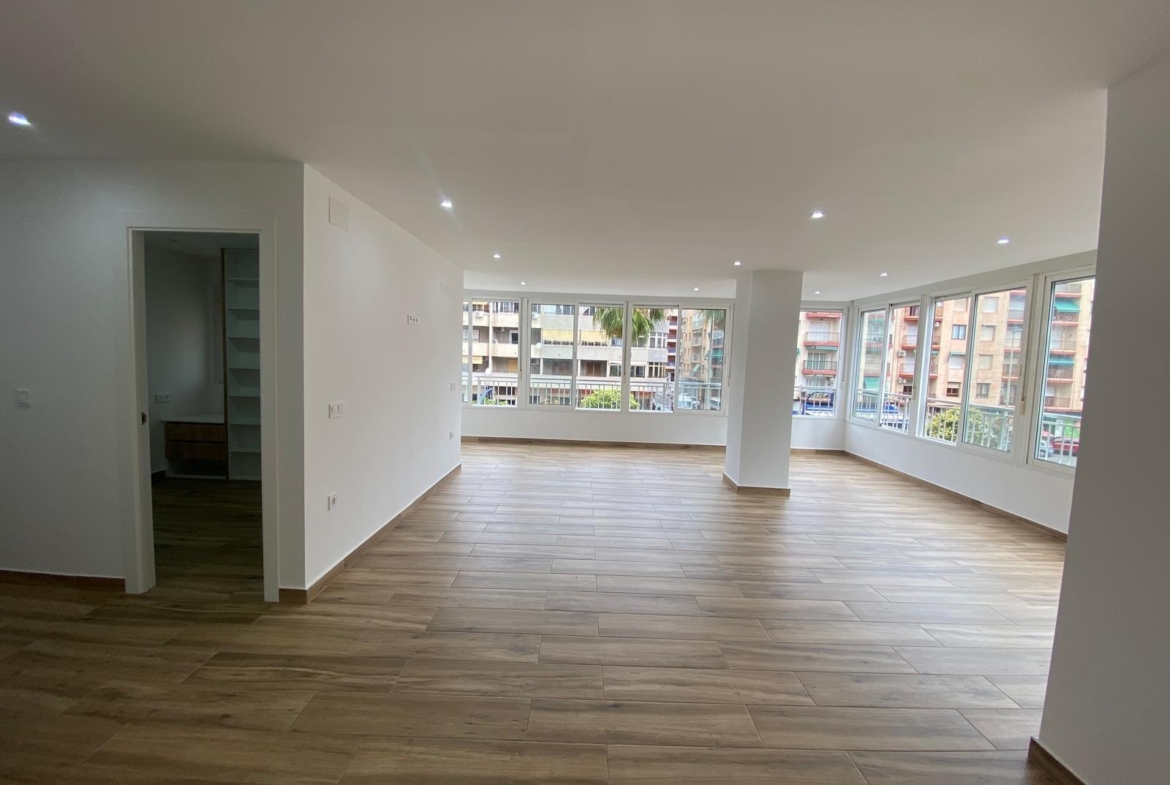 Renovated apartment on the front line of Torrevieja with lateral sea views and pool