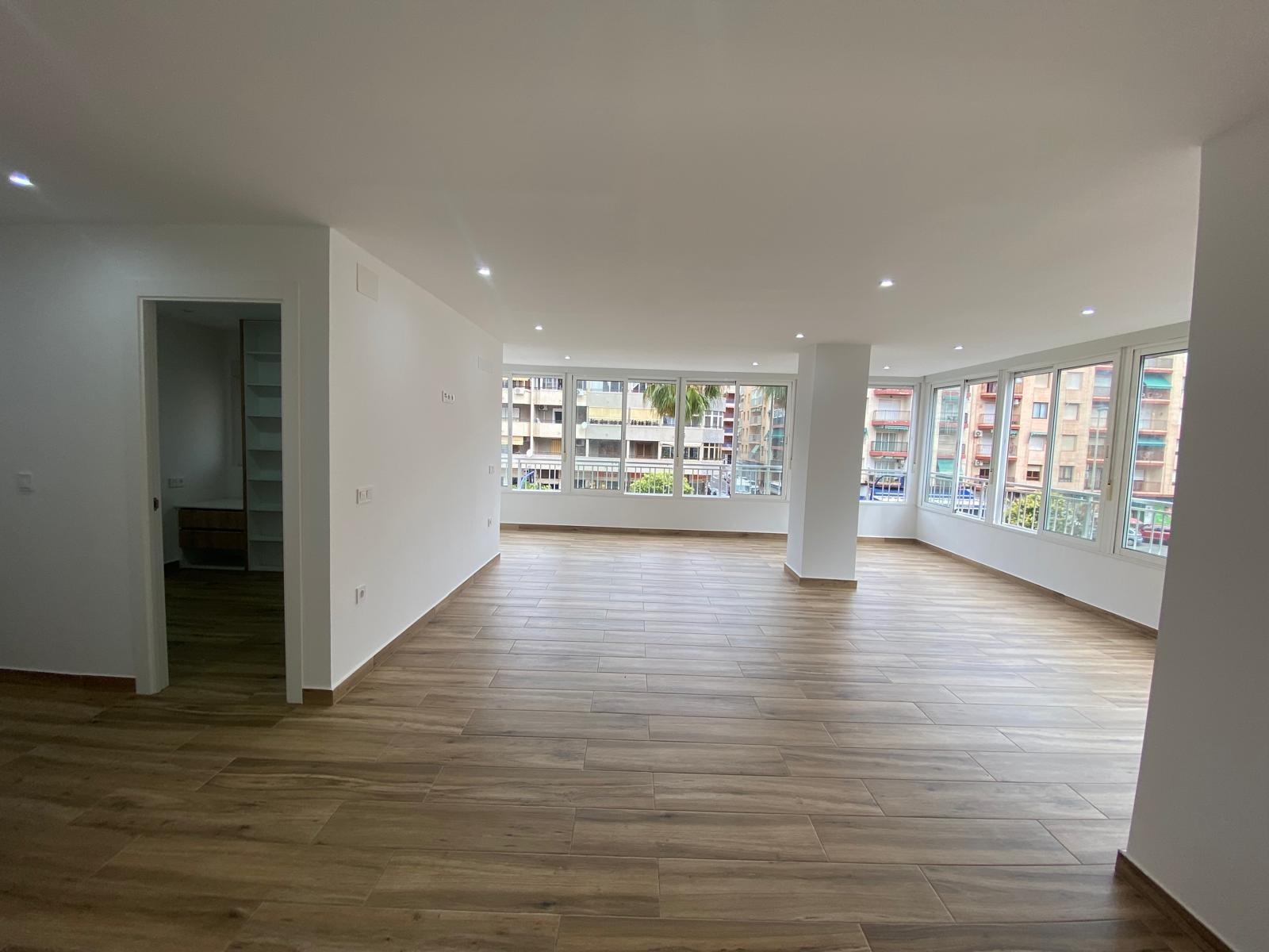 Renovated apartment on the front line of Torrevieja with lateral sea views and pool
