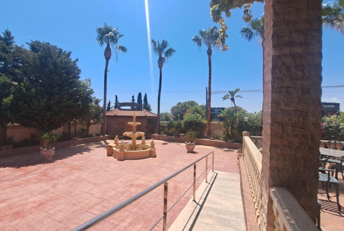 RESTAURANTE EN CABO ROIG. CON 871 M2.
