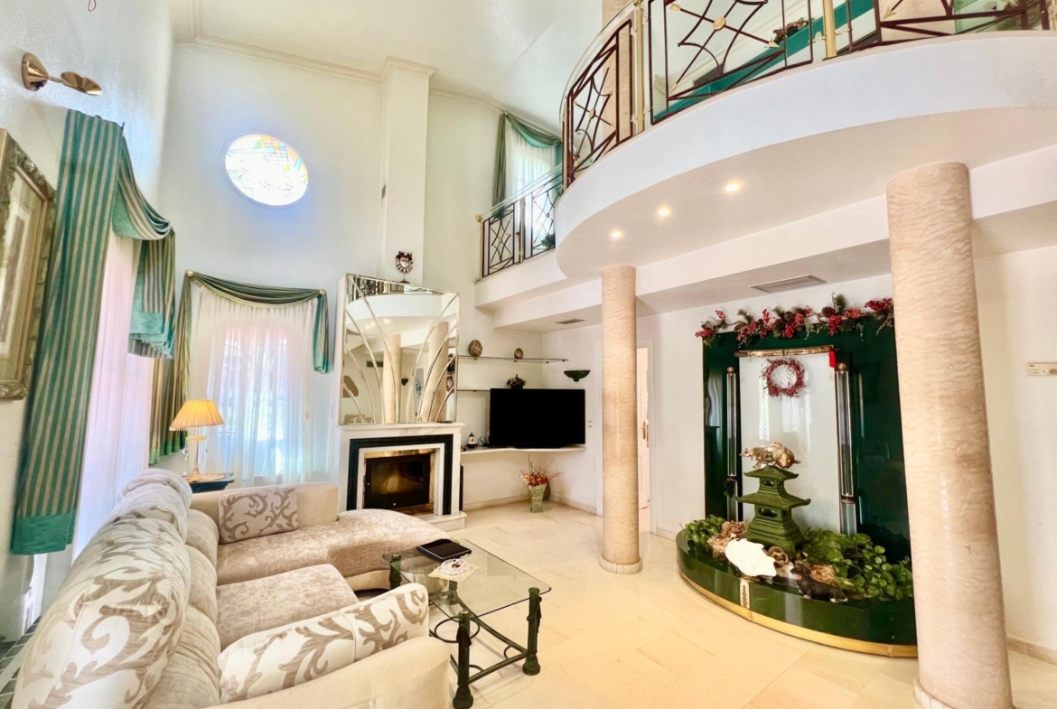 LUXURY AND LIGHT IN LOS BALCONES: YOUR VILLA WITH PRIVATE POOL AND HIGH POTENTIAL
