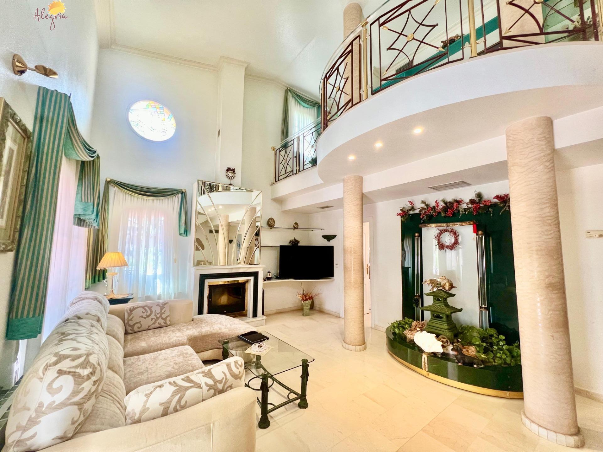 LUXURY AND LIGHT IN LOS BALCONES: YOUR VILLA WITH PRIVATE POOL AND HIGH POTENTIAL
