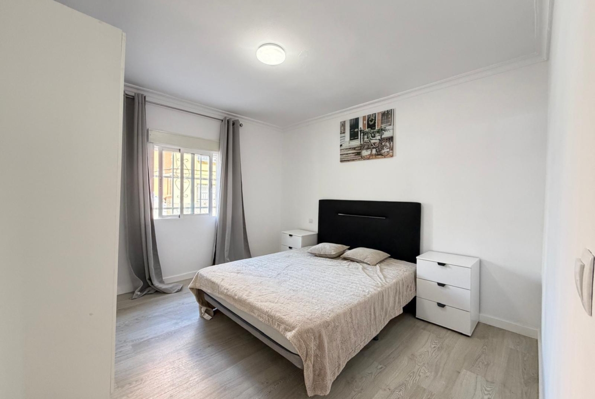 REFORMED 2-BEDROOM APARTMENT. 1 BATHROOM. WITH 65 M2. PARK OF NATIONS AREA. BEACH 800 METERS AWAY.