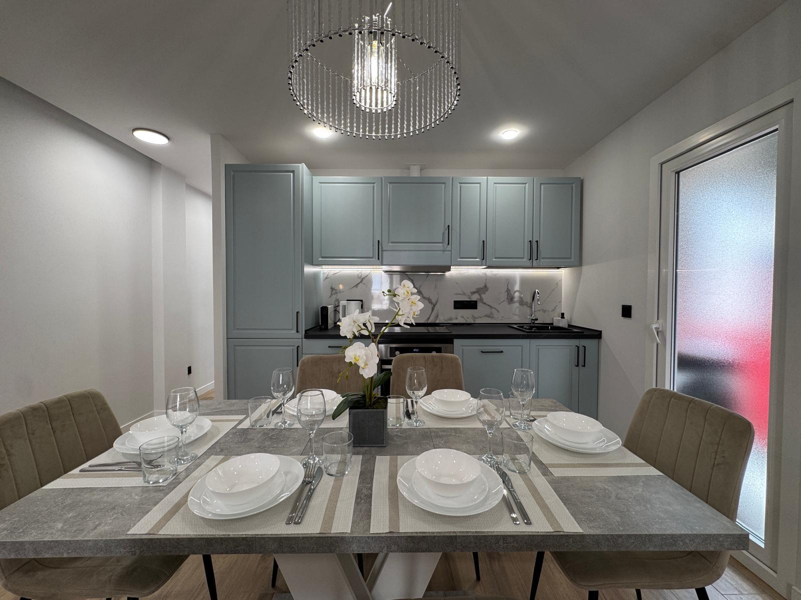 TOTALLY RENOVATED APARTMENT 20 METERS FROM THE BEACH WITH 100 M2 OF SURFACE. 3 BEDROOMS. 1 BATHROOMS.