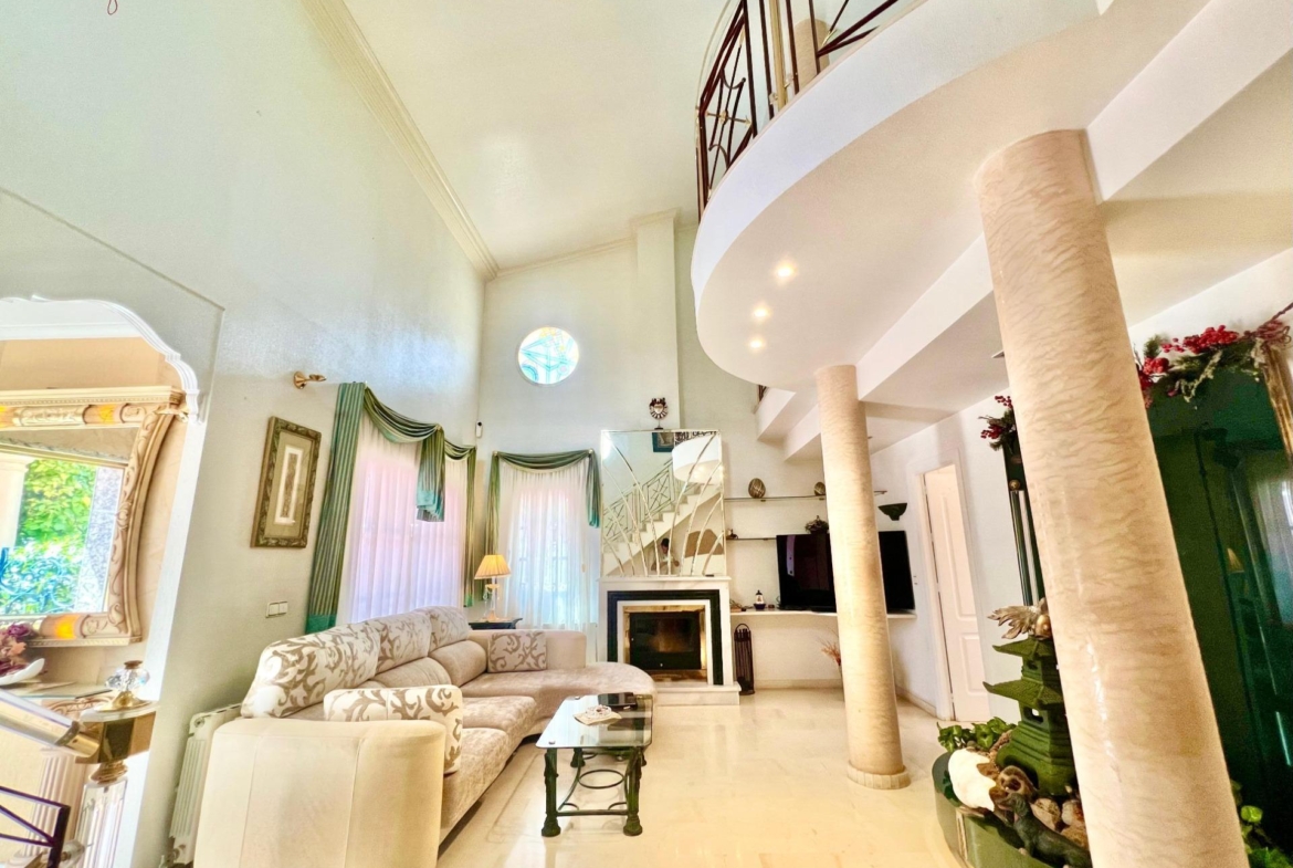 LUXURY AND LIGHT IN LOS BALCONES: YOUR VILLA WITH PRIVATE POOL AND HIGH POTENTIAL