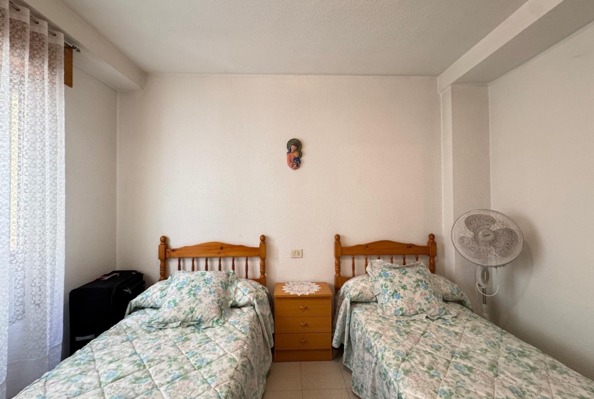 AMPLIO APARTAMENTO DE 99 M2 A 350 METROS DE PLAYA DEL CURA. 2 DORM. 1 BAÑO.