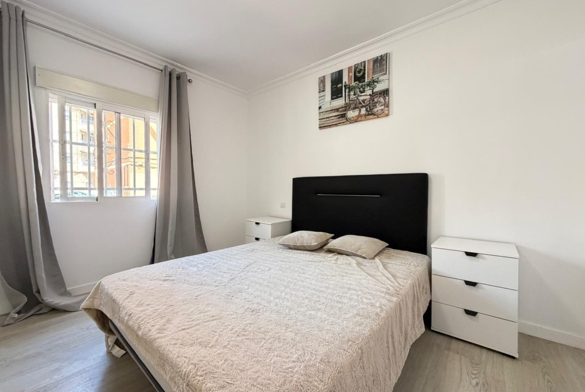 REFORMED 2-BEDROOM APARTMENT. 1 BATHROOM. WITH 65 M2. PARK OF NATIONS AREA. BEACH 800 METERS AWAY.