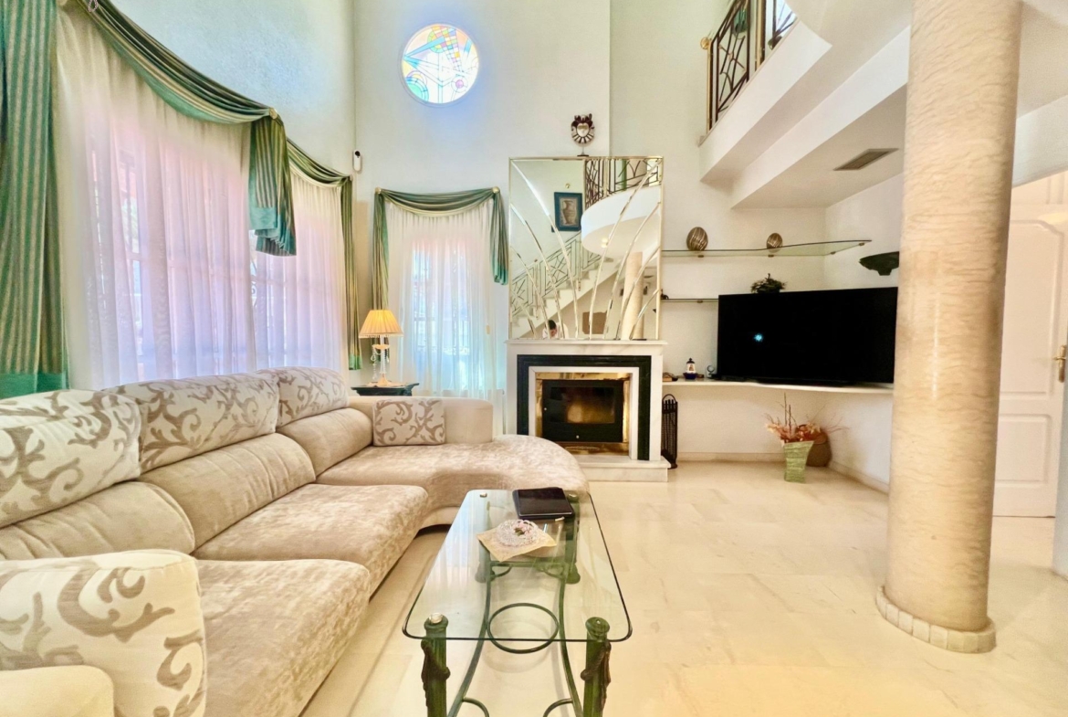 LUXURY AND LIGHT IN LOS BALCONES: YOUR VILLA WITH PRIVATE POOL AND HIGH POTENTIAL
