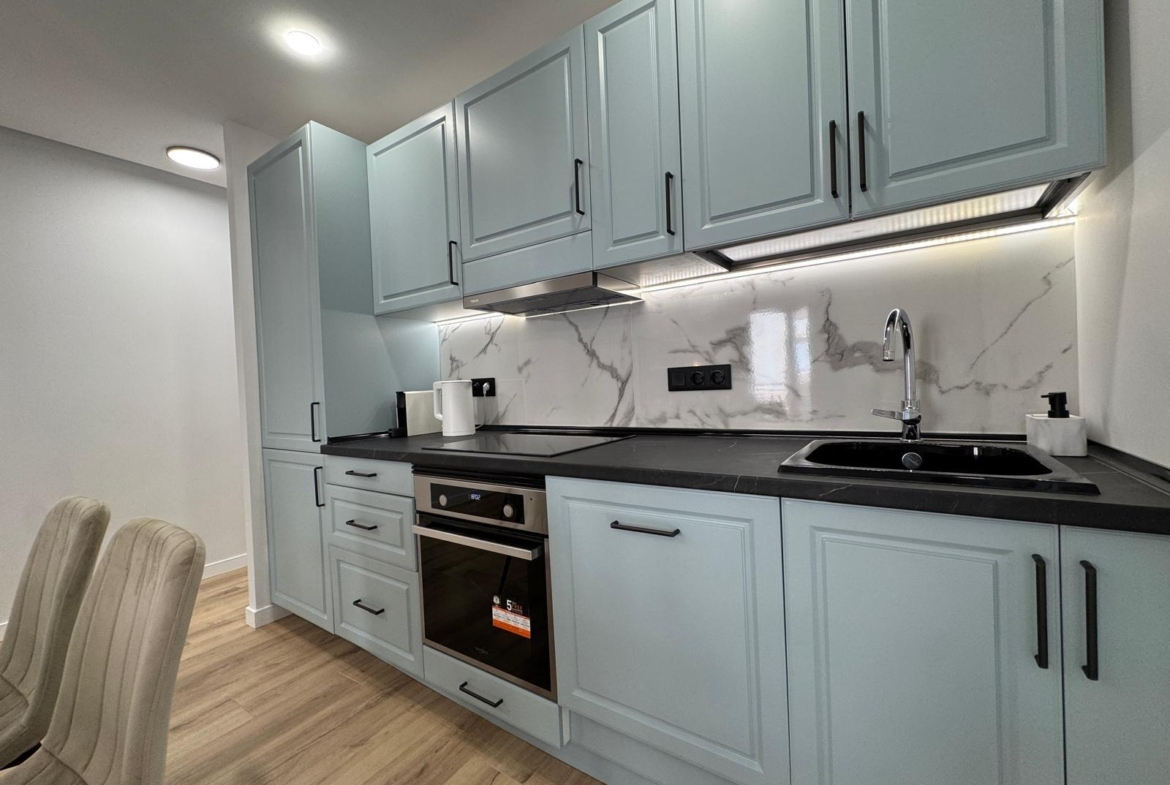 TOTALLY RENOVATED APARTMENT 20 METERS FROM THE BEACH WITH 100 M2 OF SURFACE. 3 BEDROOMS. 1 BATHROOMS.