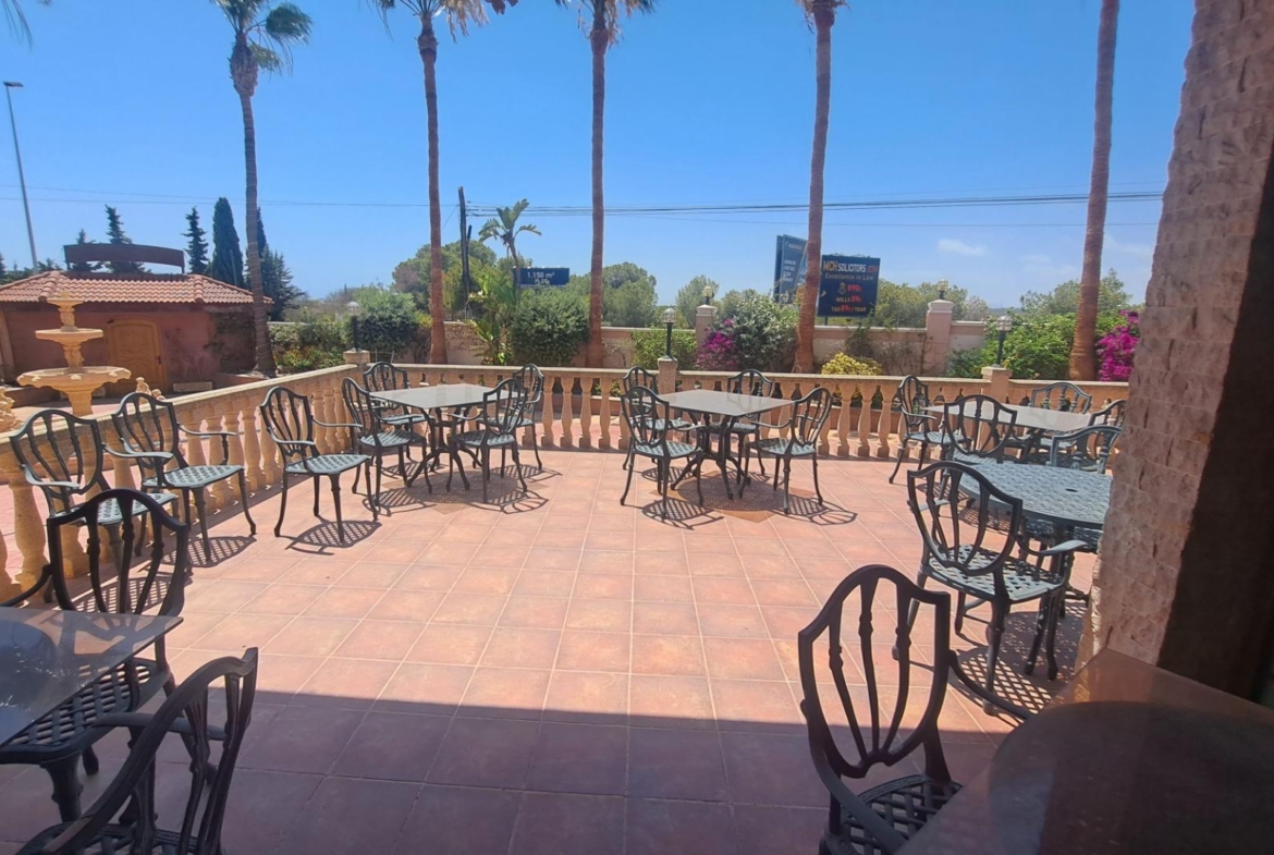 RESTAURANTE EN CABO ROIG. CON 871 M2.
