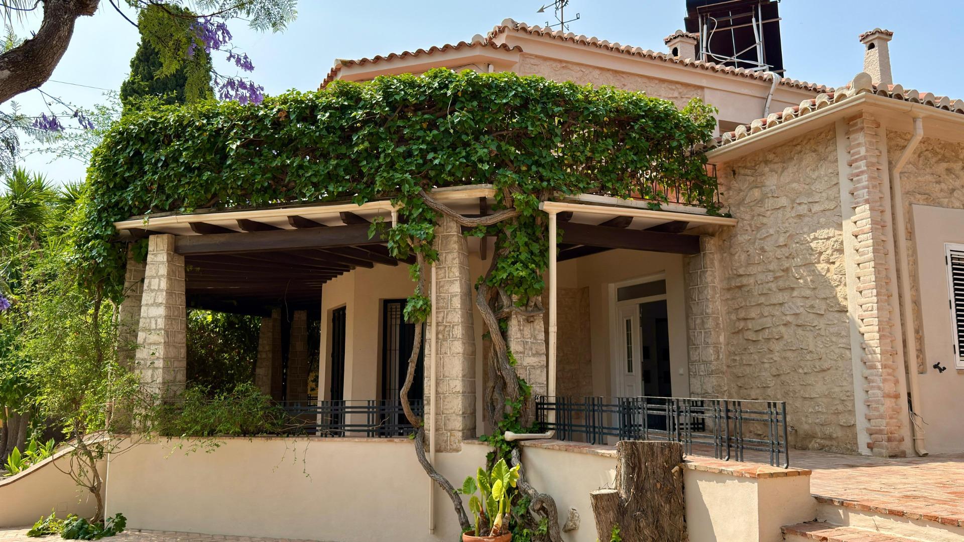5-33-19 Exclusieve Villa Omringd door de natuur in Alicante