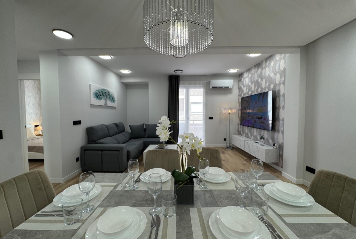 TOTALLY RENOVATED APARTMENT 20 METERS FROM THE BEACH WITH 100 M2 OF SURFACE. 3 BEDROOMS. 1 BATHROOMS.