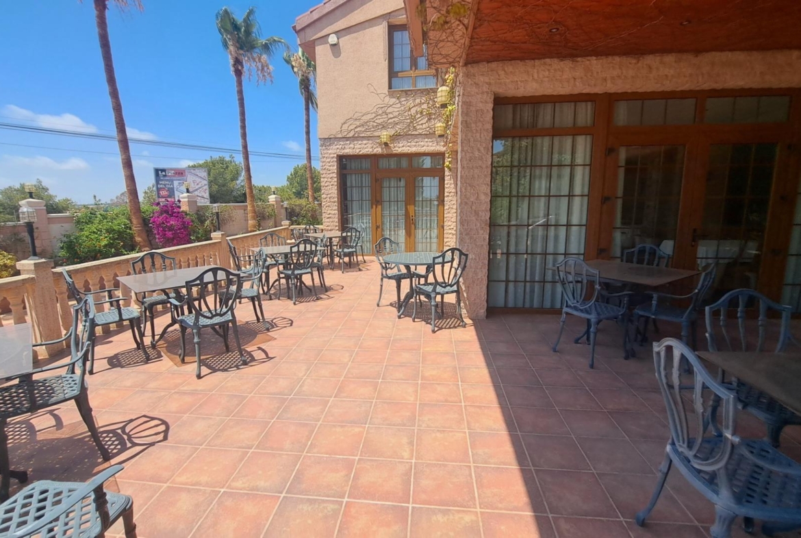 RESTAURANTE EN CABO ROIG. CON 871 M2.