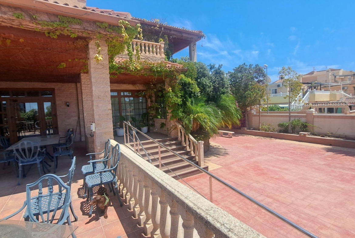 RESTAURANTE EN CABO ROIG. CON 871 M2.