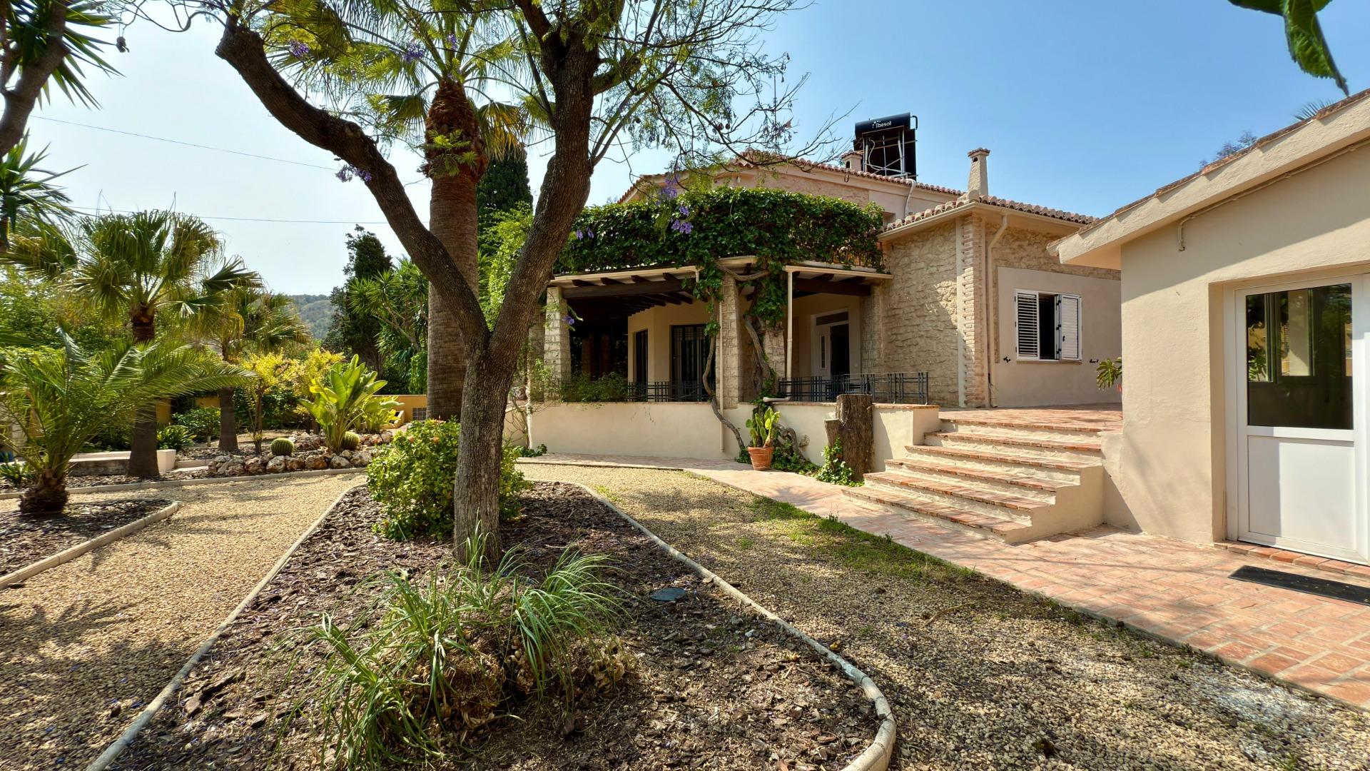 5-35-18 Exclusieve Villa Omringd door de natuur in Alicante