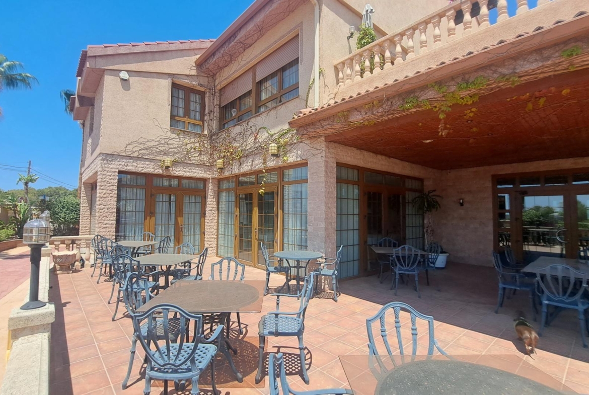 RESTAURANTE EN CABO ROIG. CON 871 M2.
