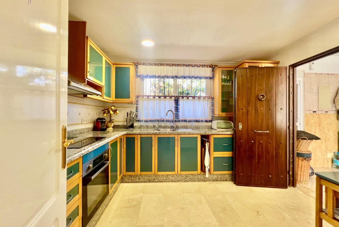 LUXURY AND LIGHT IN LOS BALCONES: YOUR VILLA WITH PRIVATE POOL AND HIGH POTENTIAL