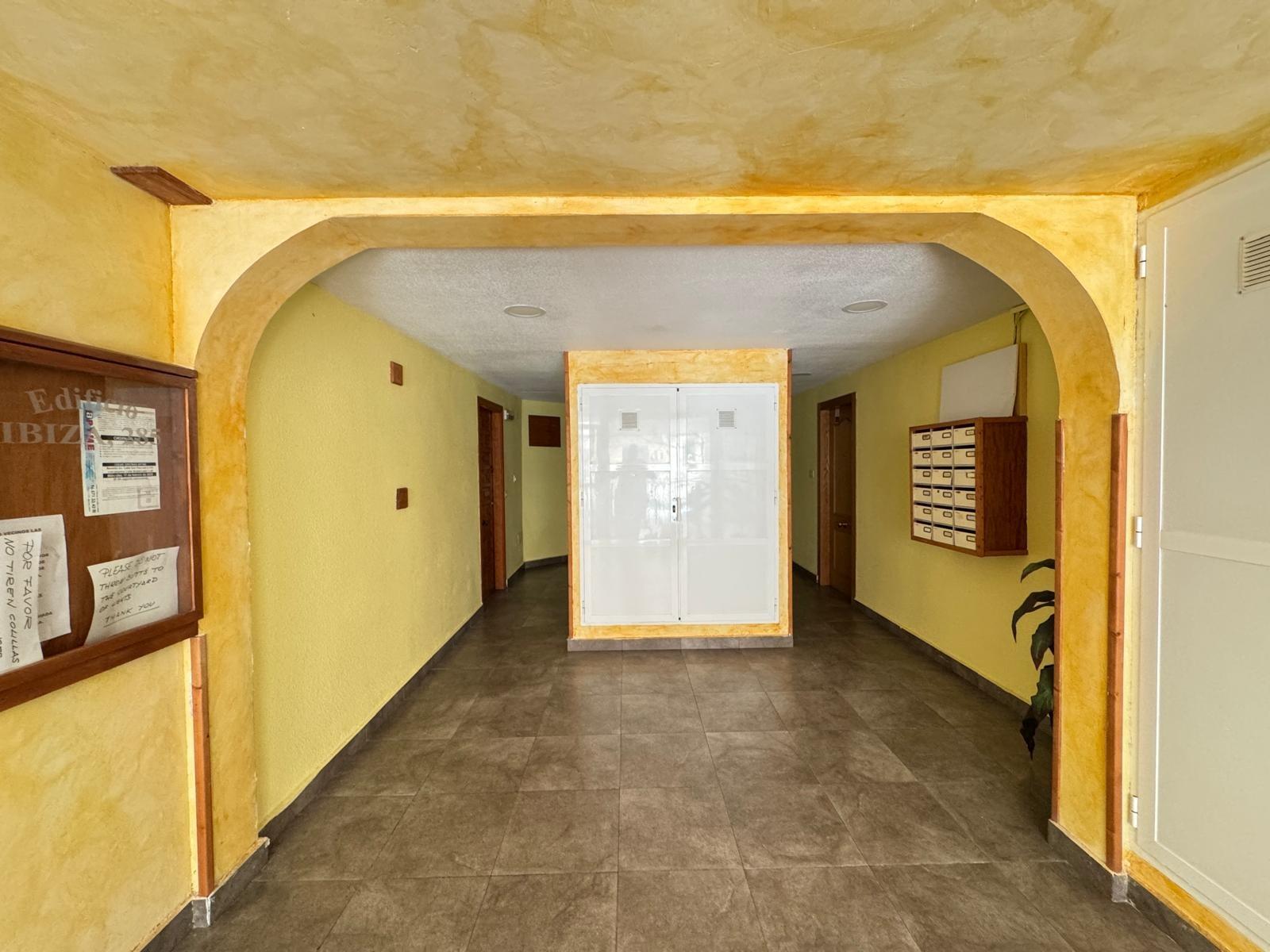 AMPLIO APARTAMENTO DE 99 M2 A 350 METROS DE PLAYA DEL CURA. 2 DORM. 1 BAÑO.