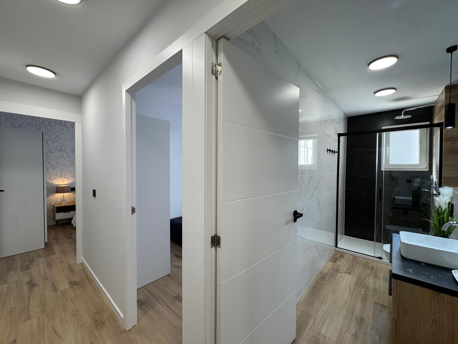 TOTALLY RENOVATED APARTMENT 20 METERS FROM THE BEACH WITH 100 M2 OF SURFACE. 3 BEDROOMS. 1 BATHROOMS.