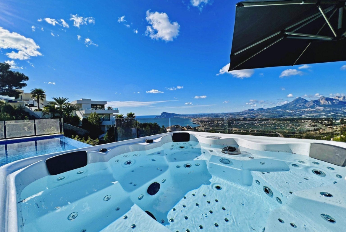 Luxury villa with views of the sea and the mountains