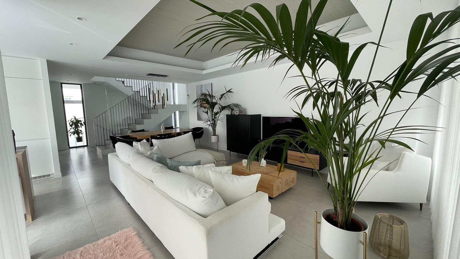 SPECTACULAIR MODERN TORN KEY VILLA