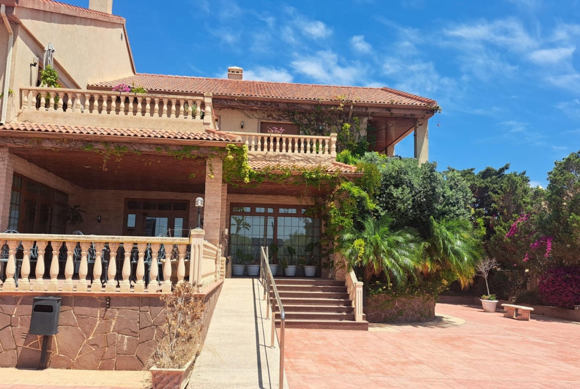 RESTAURANTE EN CABO ROIG. CON 871 M2.