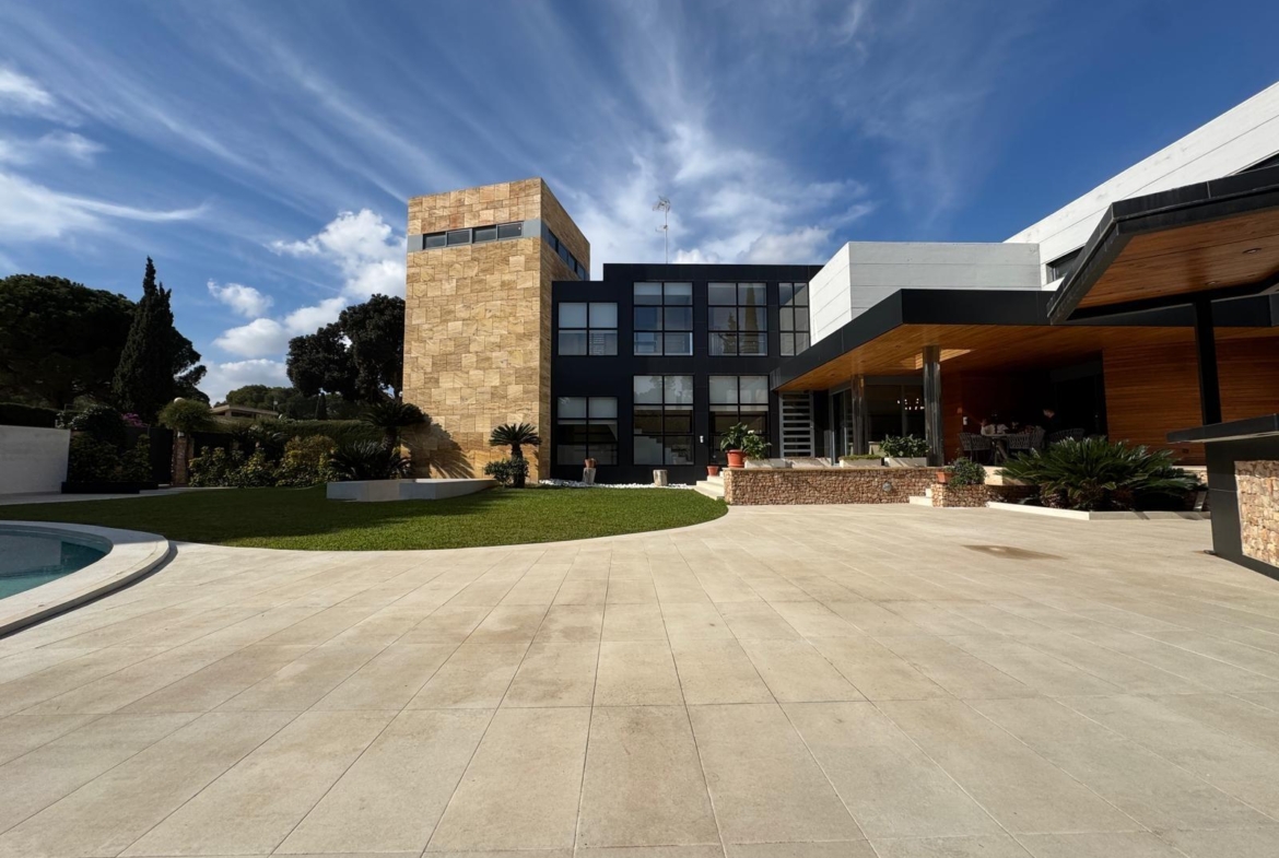 ESPECTACULAR VILLA EN CAMPOAMOR DE 847 M2 DE CASA Y 1500 M2 DE PARCELA. 7 DORM. 8 BAÑOS. PLAYA 750 M