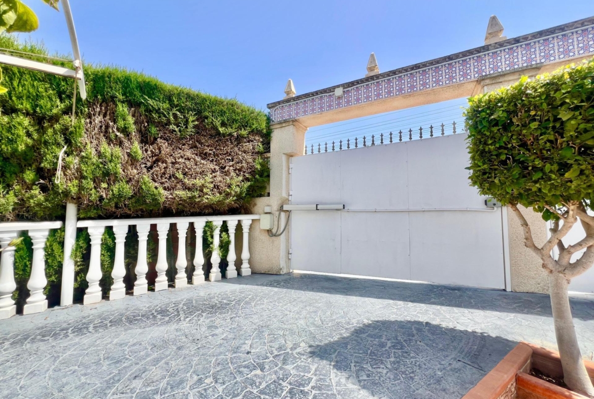 LUXURY AND LIGHT IN LOS BALCONES: YOUR VILLA WITH PRIVATE POOL AND HIGH POTENTIAL