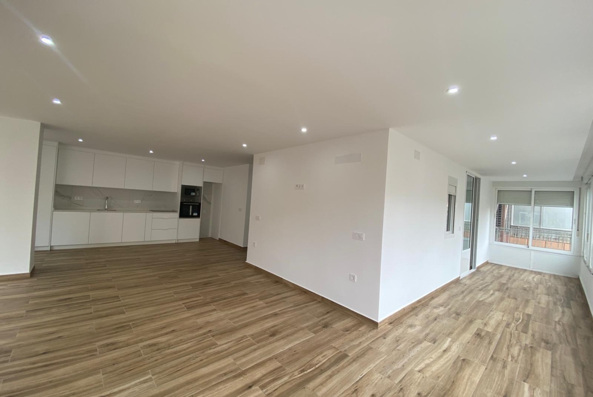 Renovated apartment on the front line of Torrevieja with lateral sea views and pool