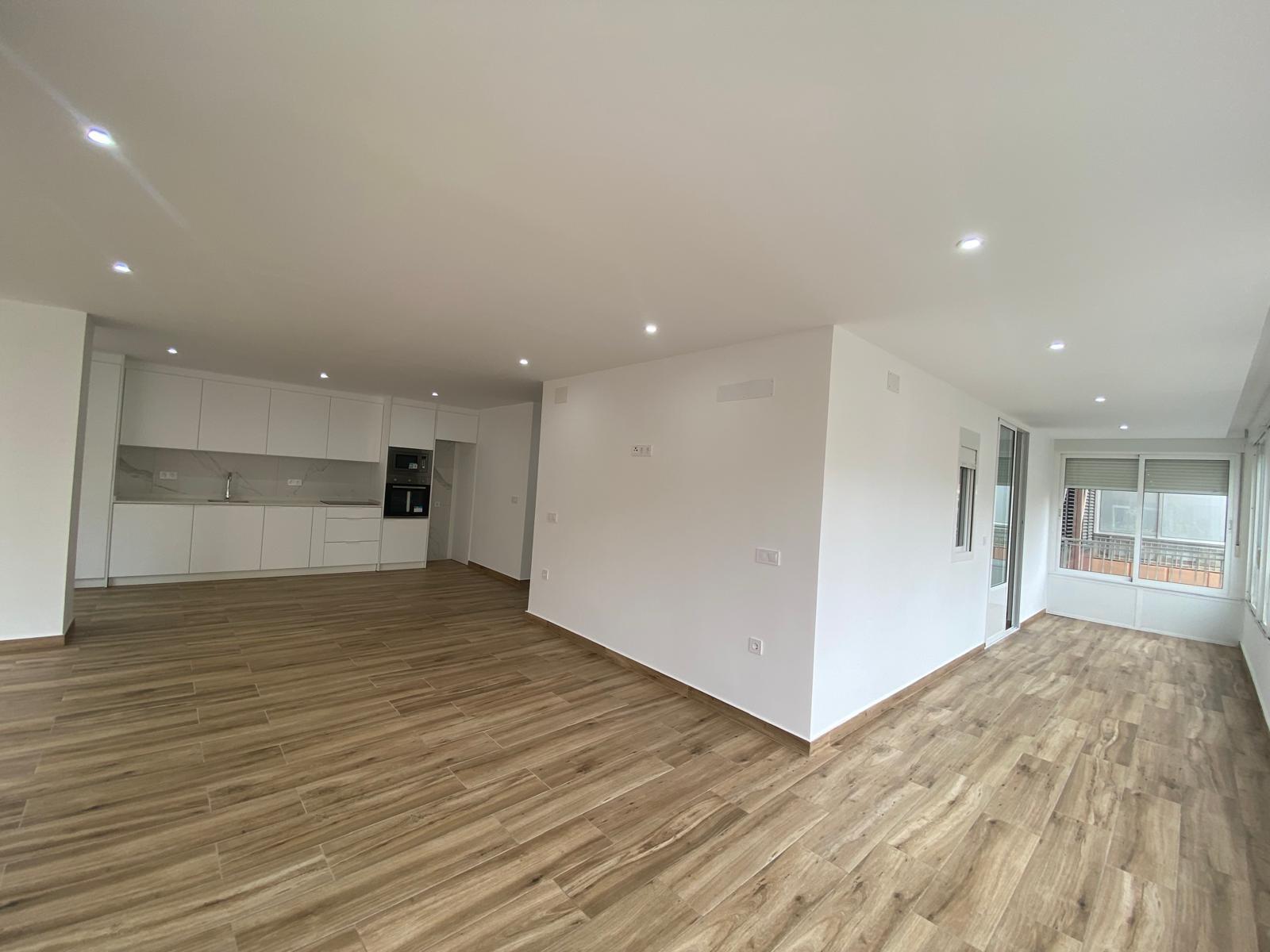 Renovated apartment on the front line of Torrevieja with lateral sea views and pool
