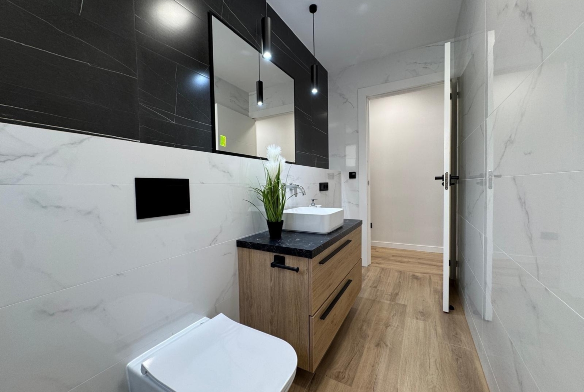 TOTALLY RENOVATED APARTMENT 20 METERS FROM THE BEACH WITH 100 M2 OF SURFACE. 3 BEDROOMS. 1 BATHROOMS.