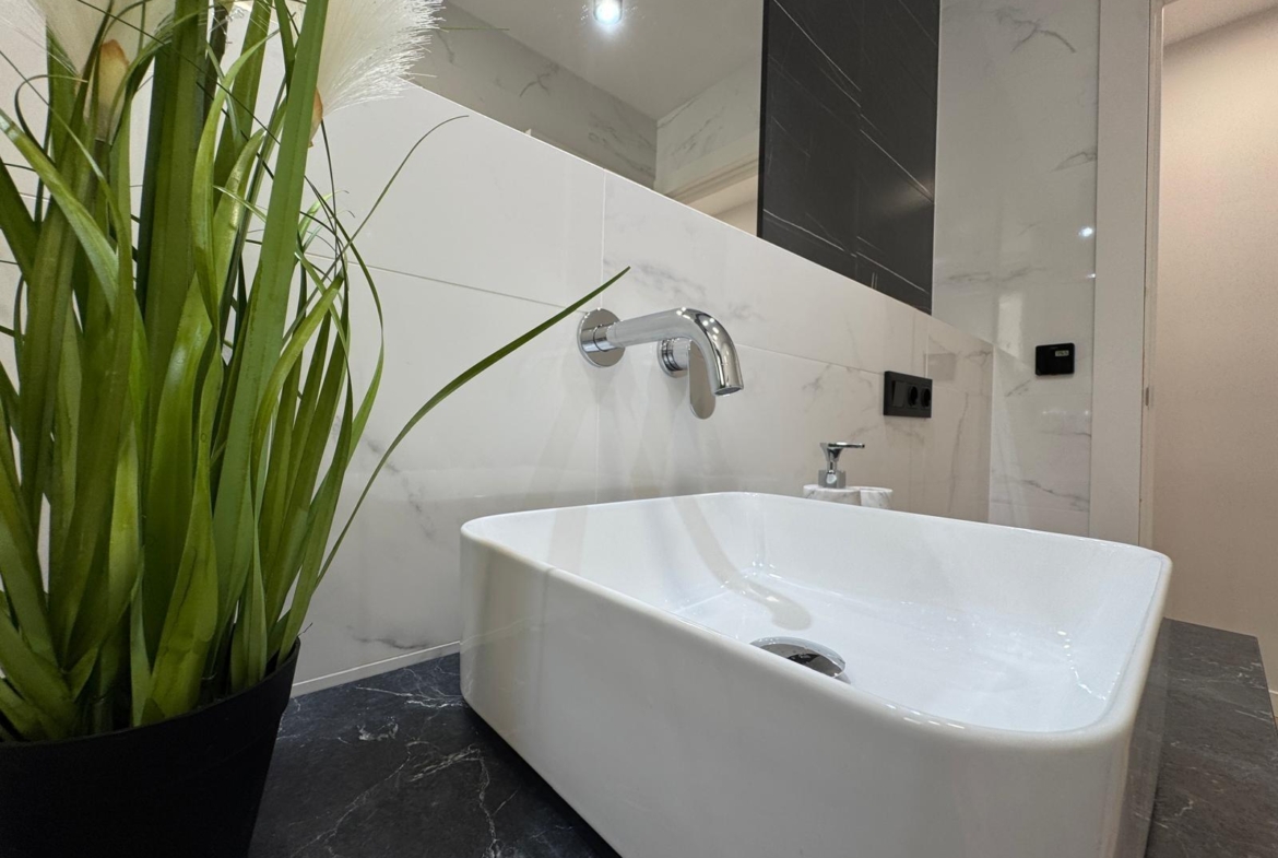 TOTALLY RENOVATED APARTMENT 20 METERS FROM THE BEACH WITH 100 M2 OF SURFACE. 3 BEDROOMS. 1 BATHROOMS.