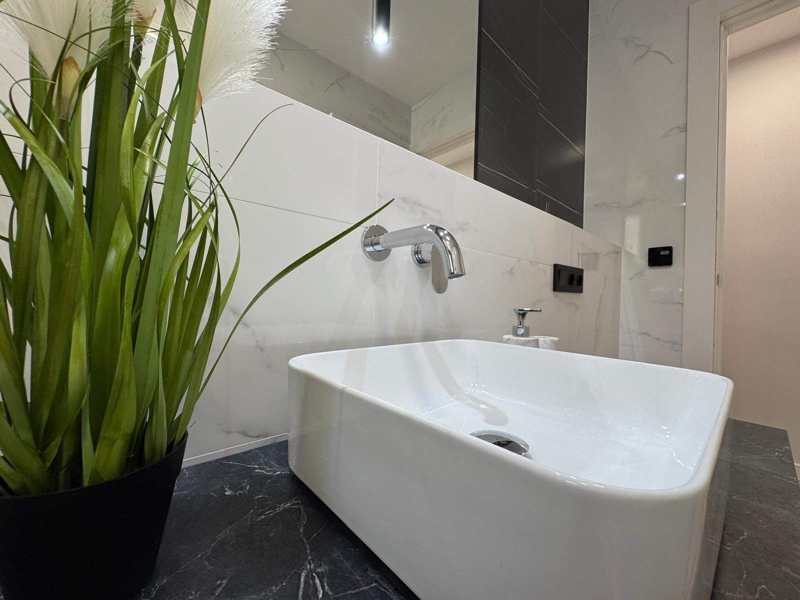 TOTALLY RENOVATED APARTMENT 20 METERS FROM THE BEACH WITH 100 M2 OF SURFACE. 3 BEDROOMS. 1 BATHROOMS.