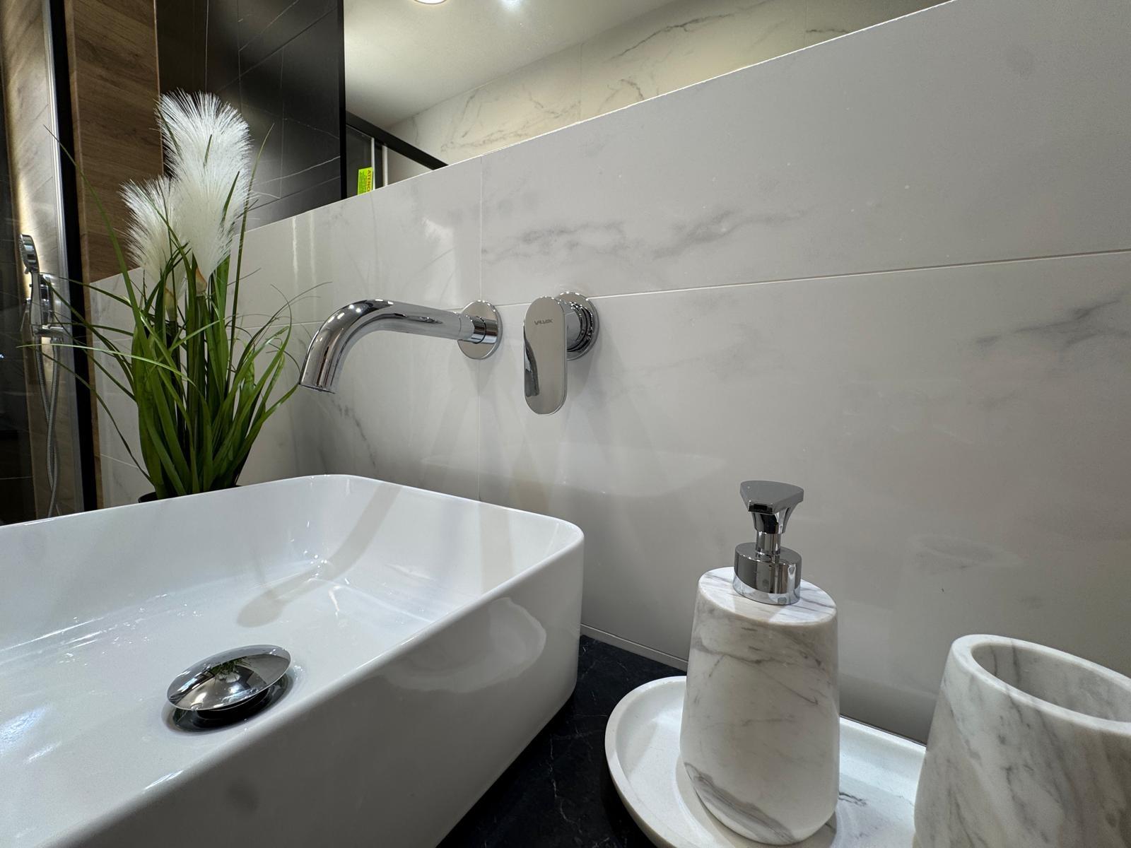 TOTALLY RENOVATED APARTMENT 20 METERS FROM THE BEACH WITH 100 M2 OF SURFACE. 3 BEDROOMS. 1 BATHROOMS.
