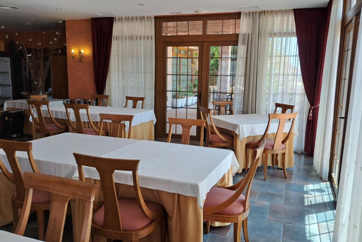 RESTAURANTE EN CABO ROIG. CON 871 M2.