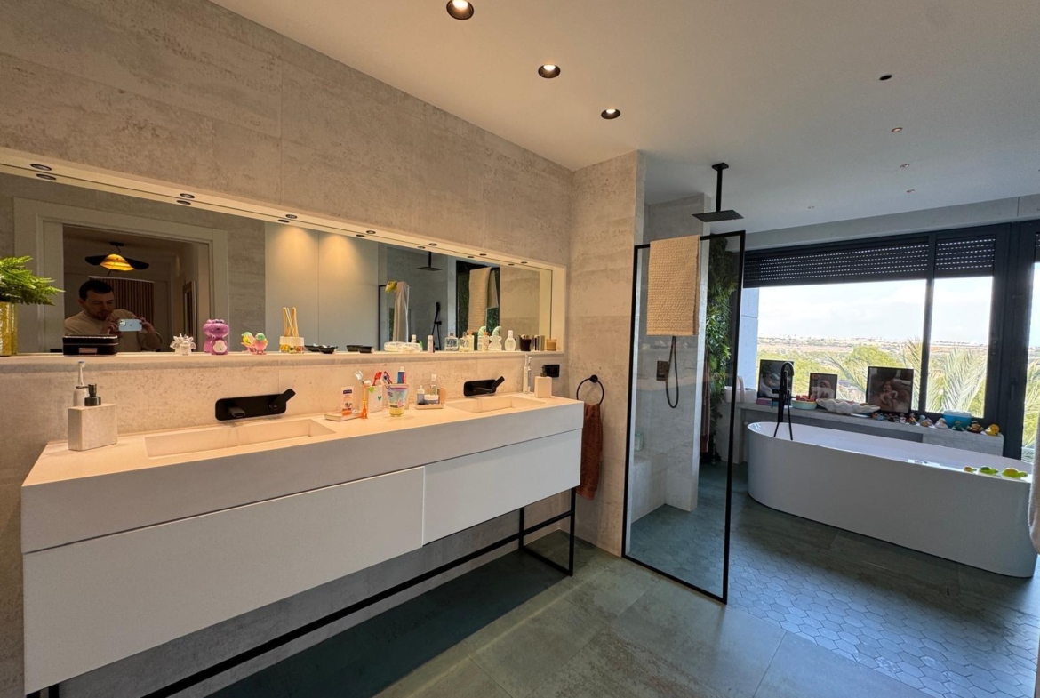 ESPECTACULAR VILLA EN CAMPOAMOR DE 847 M2 DE CASA Y 1500 M2 DE PARCELA. 7 DORM. 8 BAÑOS. PLAYA 750 M