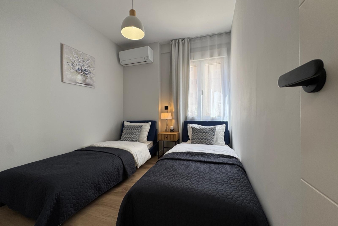 TOTALLY RENOVATED APARTMENT 20 METERS FROM THE BEACH WITH 100 M2 OF SURFACE. 3 BEDROOMS. 1 BATHROOMS.