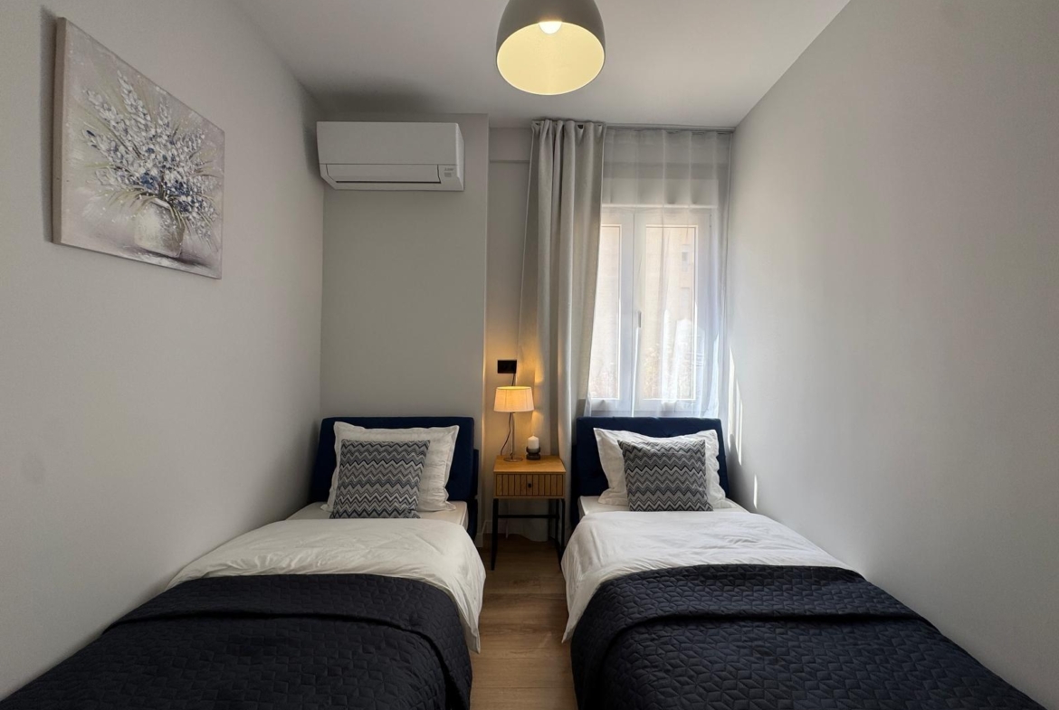 TOTALLY RENOVATED APARTMENT 20 METERS FROM THE BEACH WITH 100 M2 OF SURFACE. 3 BEDROOMS. 1 BATHROOMS.
