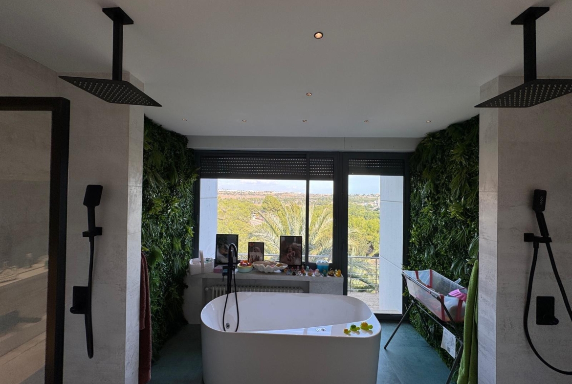 ESPECTACULAR VILLA EN CAMPOAMOR DE 847 M2 DE CASA Y 1500 M2 DE PARCELA. 7 DORM. 8 BAÑOS. PLAYA 750 M