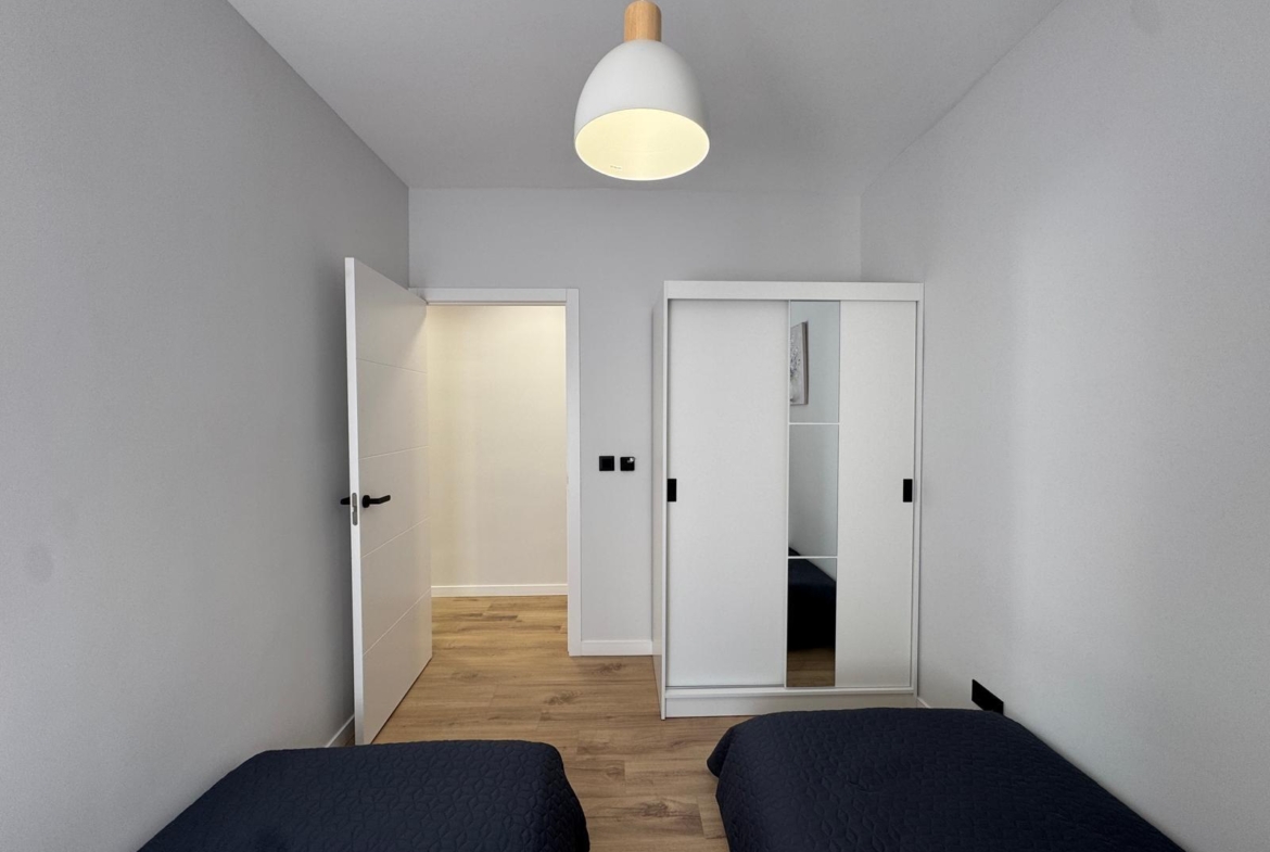 TOTALLY RENOVATED APARTMENT 20 METERS FROM THE BEACH WITH 100 M2 OF SURFACE. 3 BEDROOMS. 1 BATHROOMS.