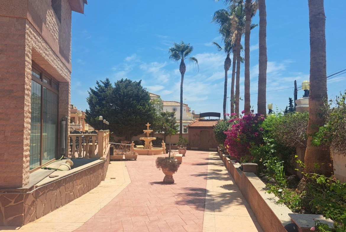 RESTAURANTE EN CABO ROIG. CON 871 M2.