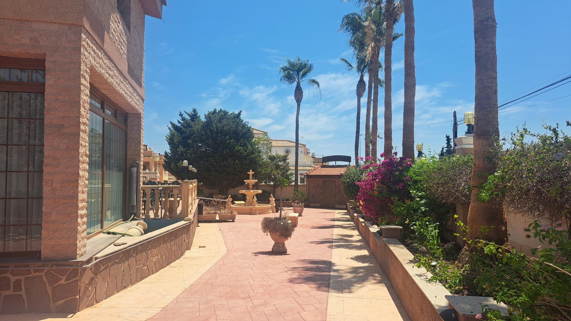 RESTAURANTE EN CABO ROIG. CON 871 M2.