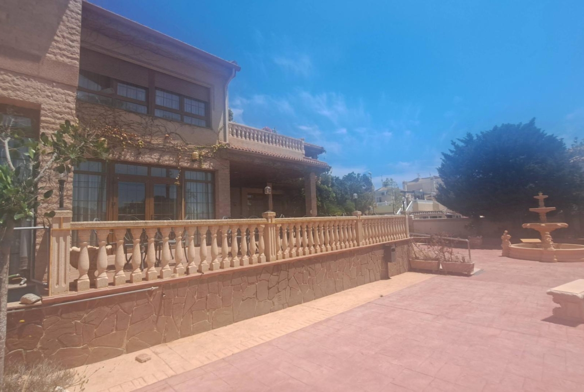 RESTAURANTE EN CABO ROIG. CON 871 M2.