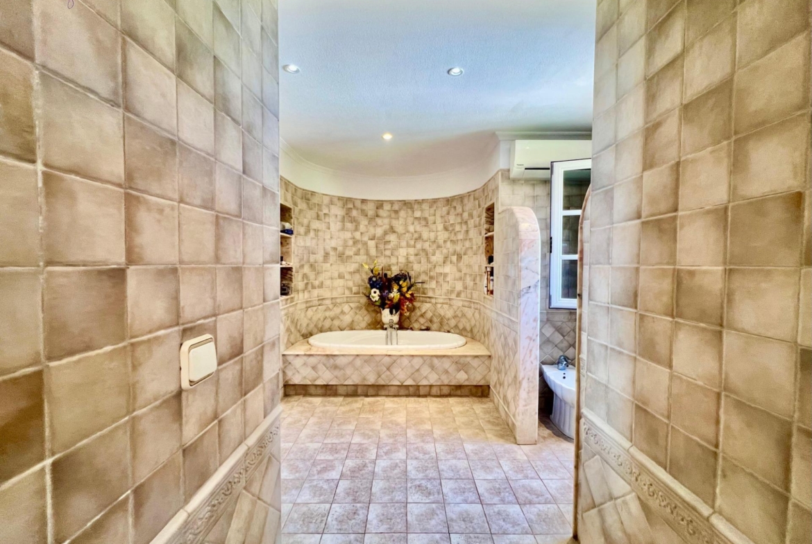 LUXURY AND LIGHT IN LOS BALCONES: YOUR VILLA WITH PRIVATE POOL AND HIGH POTENTIAL