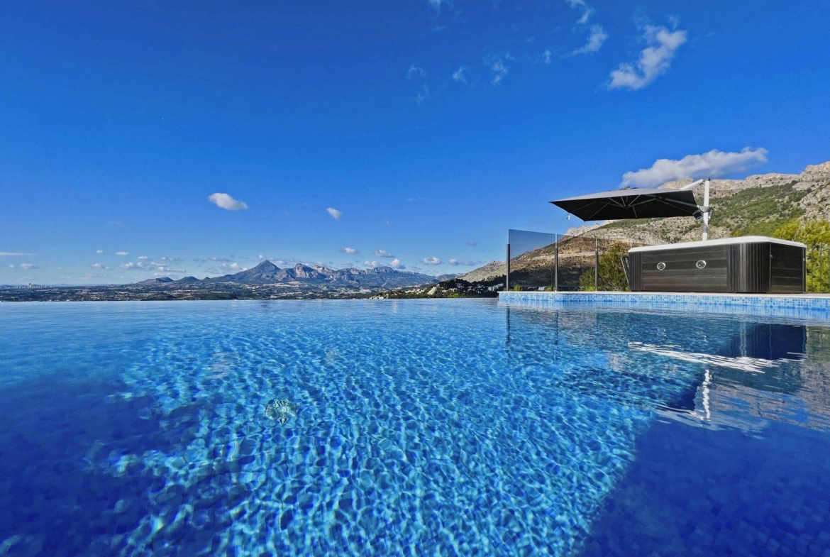 Luxury villa with views of the sea and the mountains