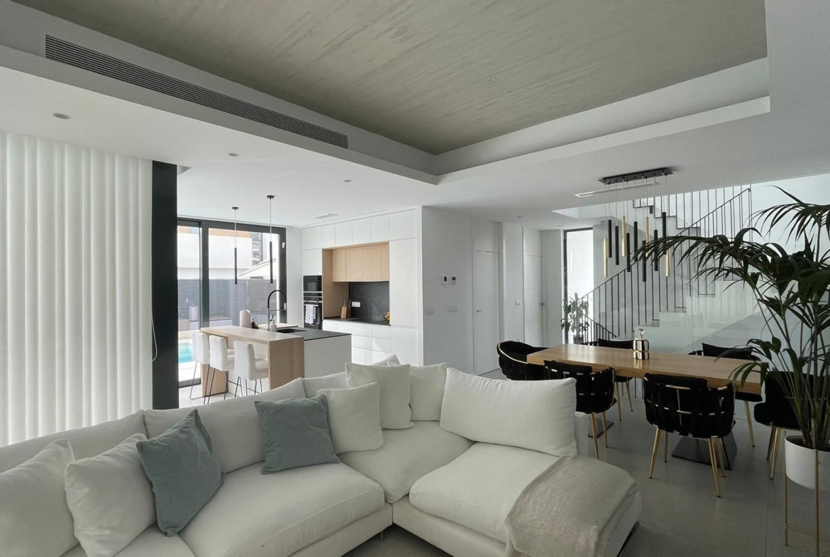 SPECTACULAIR MODERN TORN KEY VILLA
