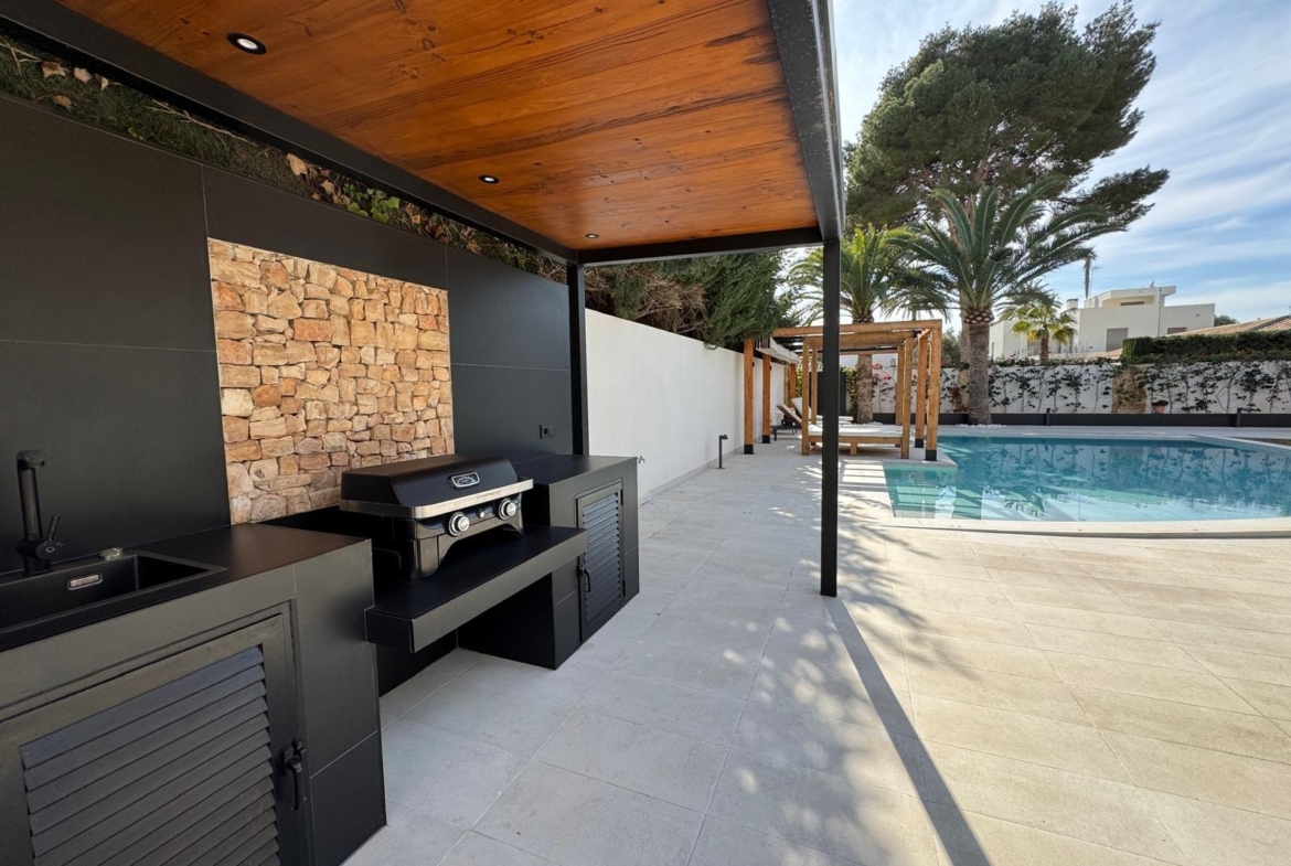 ESPECTACULAR VILLA EN CAMPOAMOR DE 847 M2 DE CASA Y 1500 M2 DE PARCELA. 7 DORM. 8 BAÑOS. PLAYA 750 M