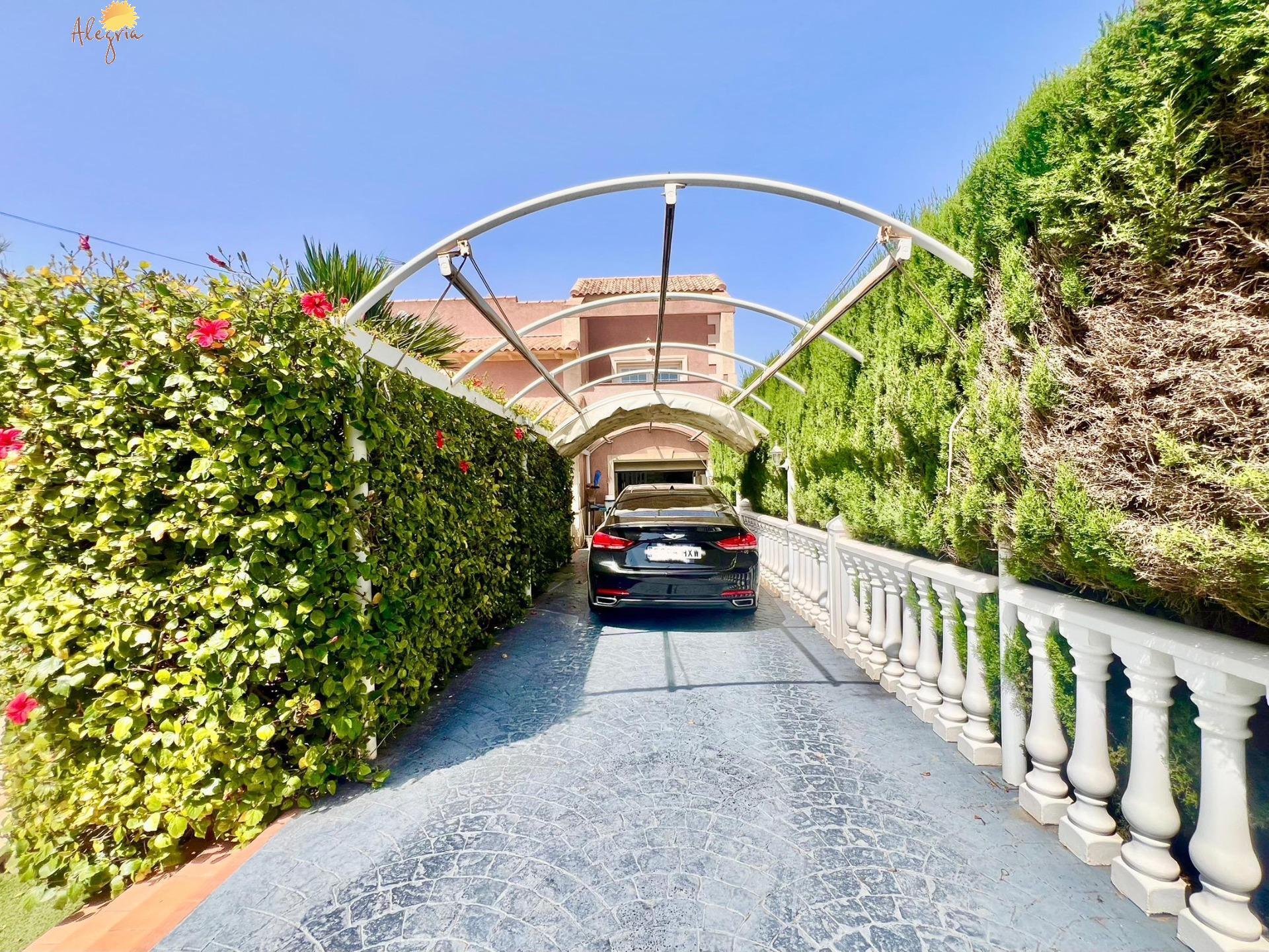 LUXURY AND LIGHT IN LOS BALCONES: YOUR VILLA WITH PRIVATE POOL AND HIGH POTENTIAL